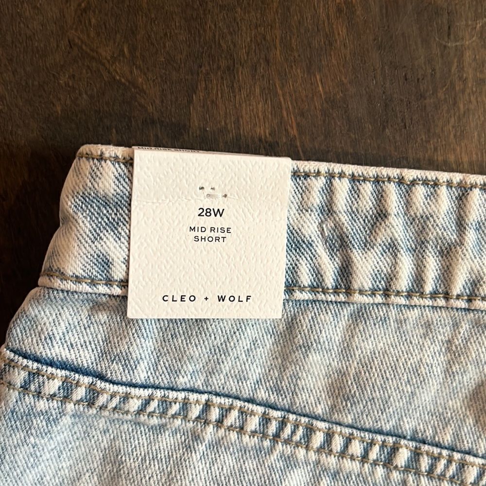 NWT Cleo + Wolf Women's Light Wash Mid Rise Denim Distressed Shorts Sz- 28 - Picture 12 of 16